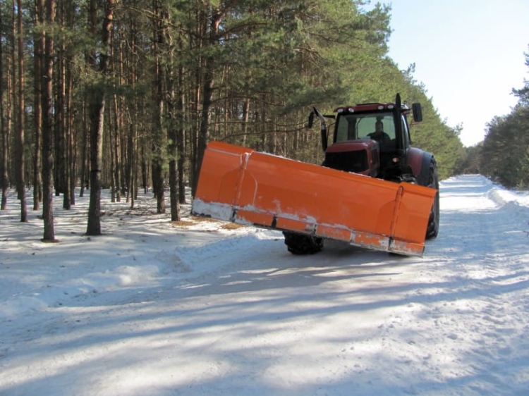 Zgarniak-PRONAR-PUU-3700-jest-wielofunkcyjnym-i-wszechstronnym-narzędziem-do-usuwania-śniegu-z-nawierzchni-drogowych-placów-parkingów-i-innych-utwardzonych-powierzchni-4.jpg