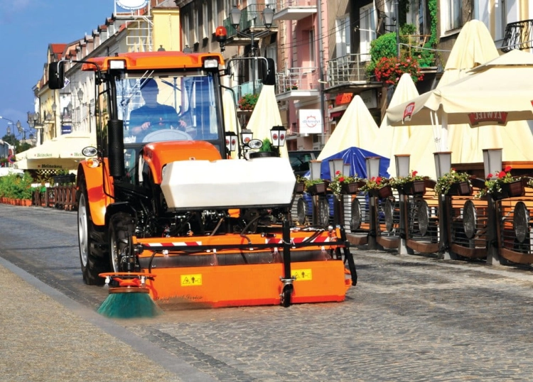 Zamiatarka-Agata-ZM1600-zagregowana-z-ciągnikwiem-Zefir-40K.jpg