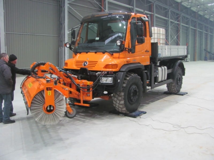 Zamiatarka-ZM-S25-w-wersji-na-pojazdy-z-rozbudowaną-hydrauliką-własną.jpg