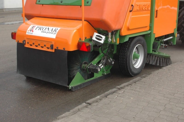 2-–-Zamiataka-Pronar-ZMC-3.0-podczas-pracy.jpg