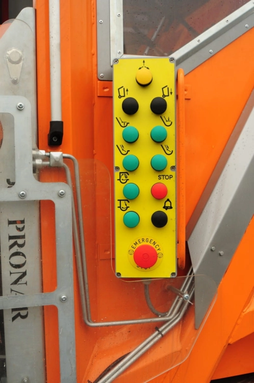 Śmieciarka-PRONAR-SP16-panel-sterujący-SP16.jpg