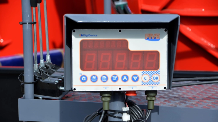 woz-paszowy-jednowirnikowy_T659_max-obnizony-zaladunek_elektroniczny-system-wazacy.jpg