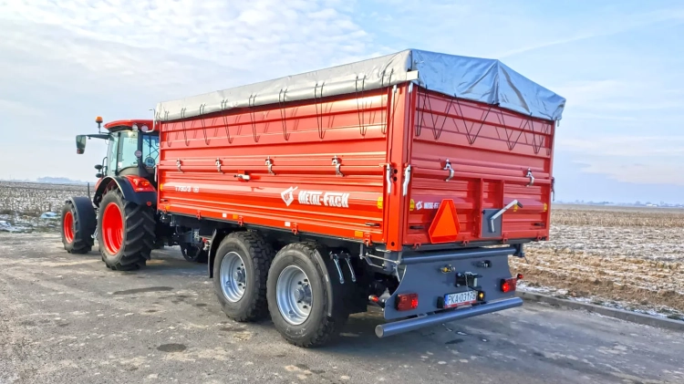 przyczepa-rolnicza-tandem-t730-3-z-ciagnikiem-tyl.webp