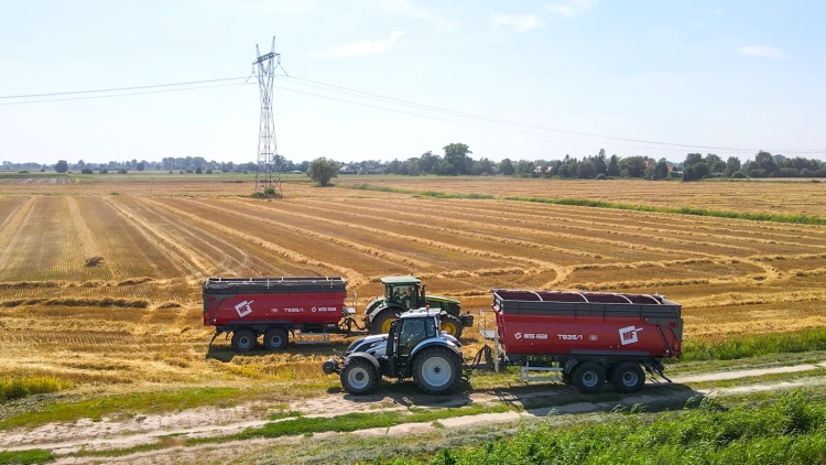 przyczepa-rolnicza-skorupowa-t935-1-z-ciagnikiem-pole-dwie-przyczepy.webp