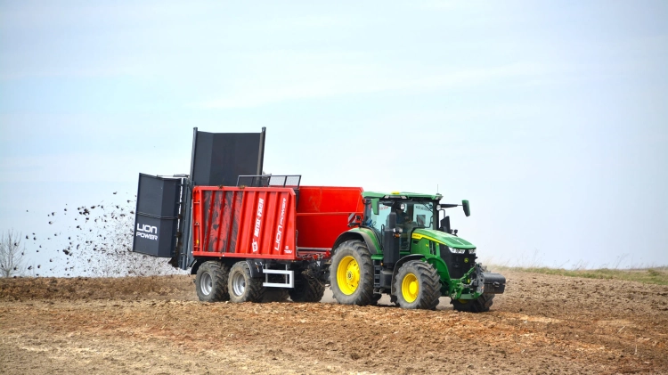 przyczepa-t935-6-lionpower-rozrzucanie-obornika.jpg