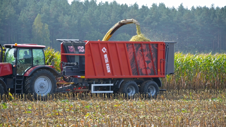przyczepa-t935-6-lionpower-zaladunek-kukurydzy.jpg